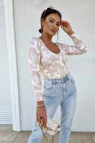 Maglia beige Moda-Mania a stampa lettere con scollo o schiena a V reversibile, tessuto morbido e stile casual elegante