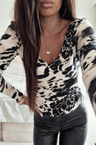 Maglia beige chiaro a stampa astratta con scollo e schiena a V reversibile, marca Moda-Mania, tessuto morbido e confortevole