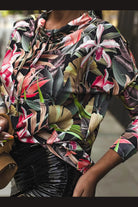 Maglia felpa fantasia foglie Moda-Mania con tasca a marsupio, collo alto a cratere e coulisse, morbida e comoda.