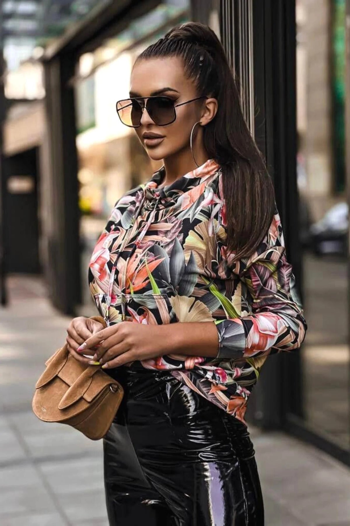 Maglia felpa Moda-Mania a fantasia foglie con tasca a marsupio, collo alto a cratere con coulisse, morbida e comoda.