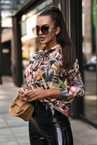 Maglia felpa Moda-Mania a fantasia foglie con tasca a marsupio, collo alto a cratere con coulisse, morbida e comoda.