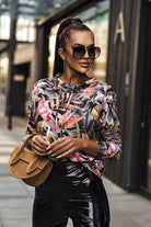 Maglia felpa Moda-Mania a fantasia foglie con tasca a marsupio e collo alto a cratere con coulisse, morbida e comoda.