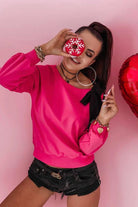 Maglia fucsia in cotone a manica lunga con fiocco nero decorativo su una spalla, stile casual denim e sportivo, marca Moda-Mania