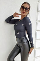 Maglia nera a stampa geometrica con scollo rotondo, moda-Mania, vista frontale, tessuto morbido e dettagli eleganti.