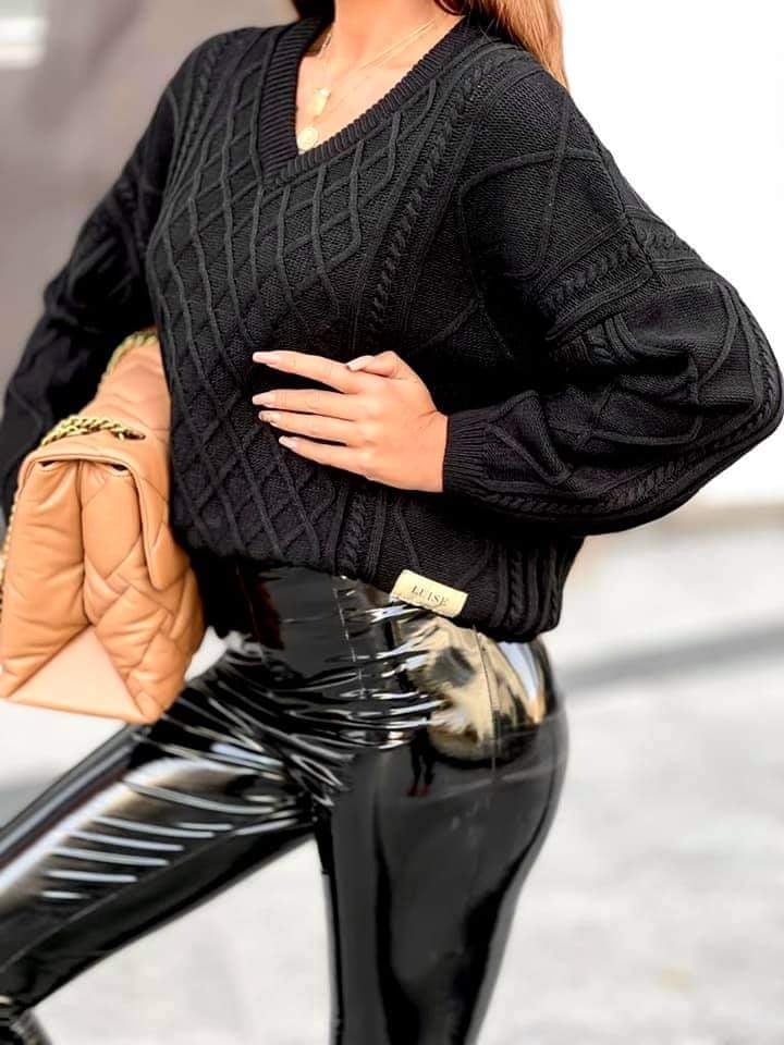 Maglione morbido nero oversize in lana con scollo a V e lavorazione sul davanti