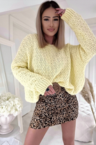 Minigonna corta a vita alta aderente con fantasia leopardata e arricciature, marca Moda-Mania, dettaglio visibile in immagine