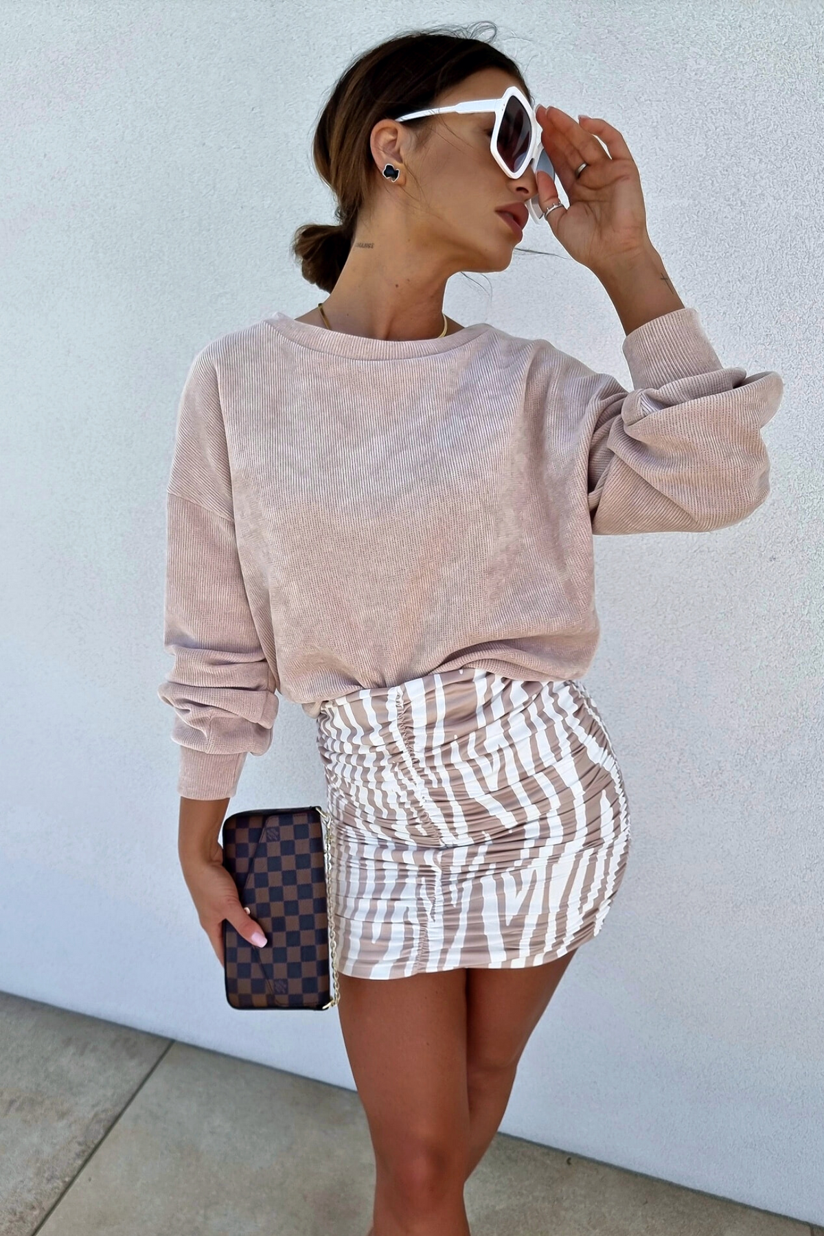 Mini gonna a vita alta aderente con fantasia zebrata bianco beige e arricciature, prodotto Moda-Mania.