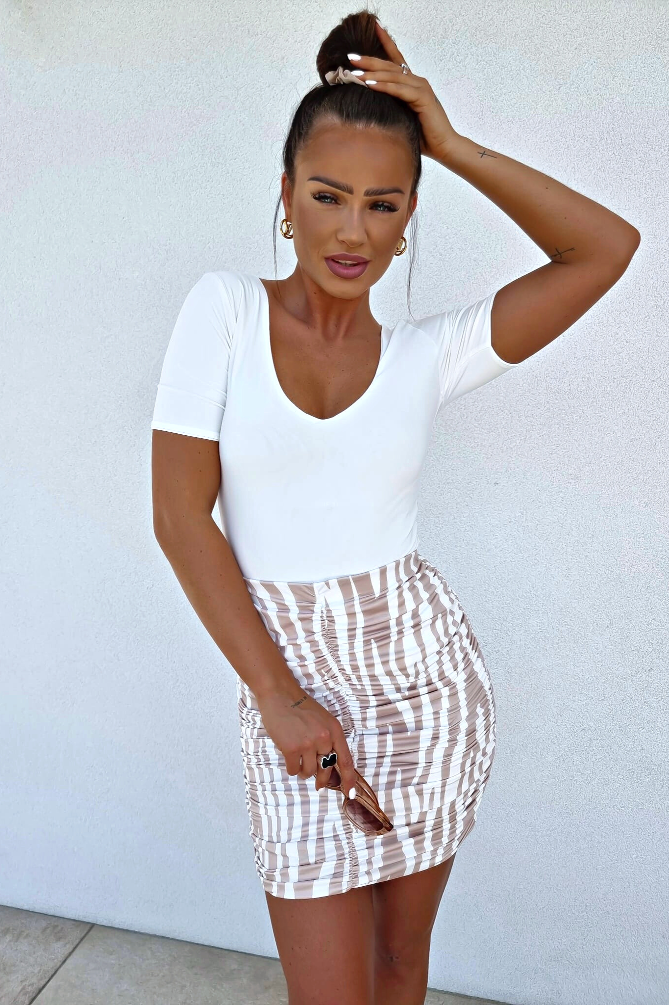 Minigonna corta a vita alta aderente fantasia zebrata bianco beige