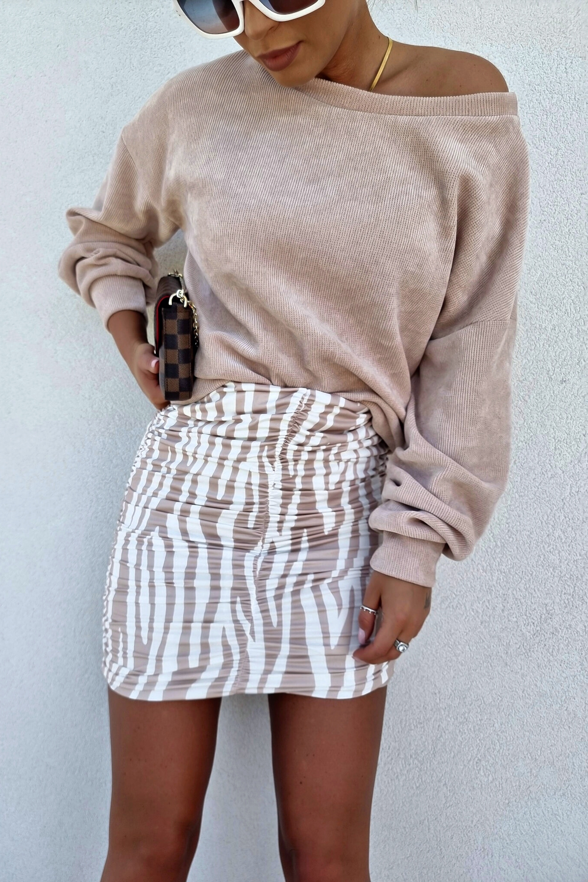 Minigonna corta aderente a vita alta con fantasia zebrata bianco e beige con arricciature, marca Moda-Mania.