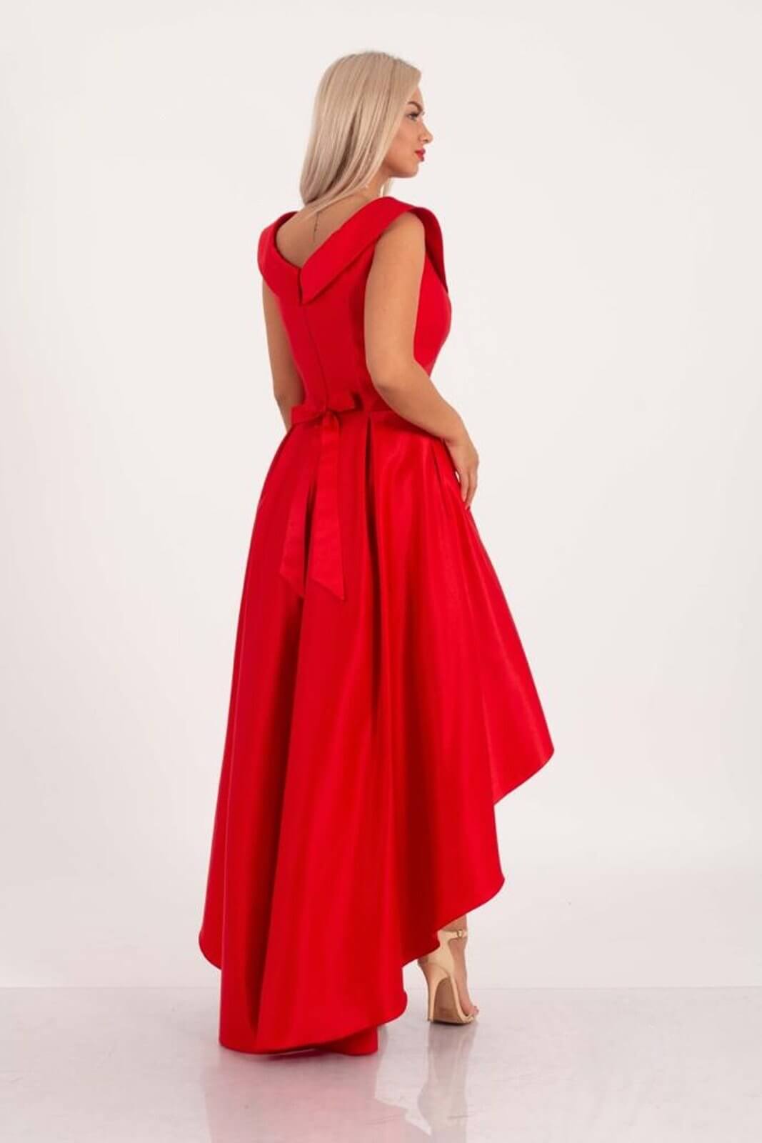 Abito svasato rosso in taffetà Moda Mania con coda, scollatura a V e tasche laterali, perfetto per occasioni eleganti.