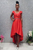Abito svasato rosso in taffetà Moda Mania con coda, scollatura a V e tasche laterali, elegante e femminile.