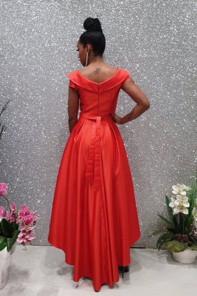 Abito svasato rosso in taffetà Moda Mania con coda, scollatura a V e tasche laterali, ideale per eventi eleganti.