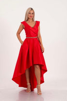 Abito svasato rosso in taffetà Moda Mania con coda, scollatura a V e tasche laterali, elegante e femminile.