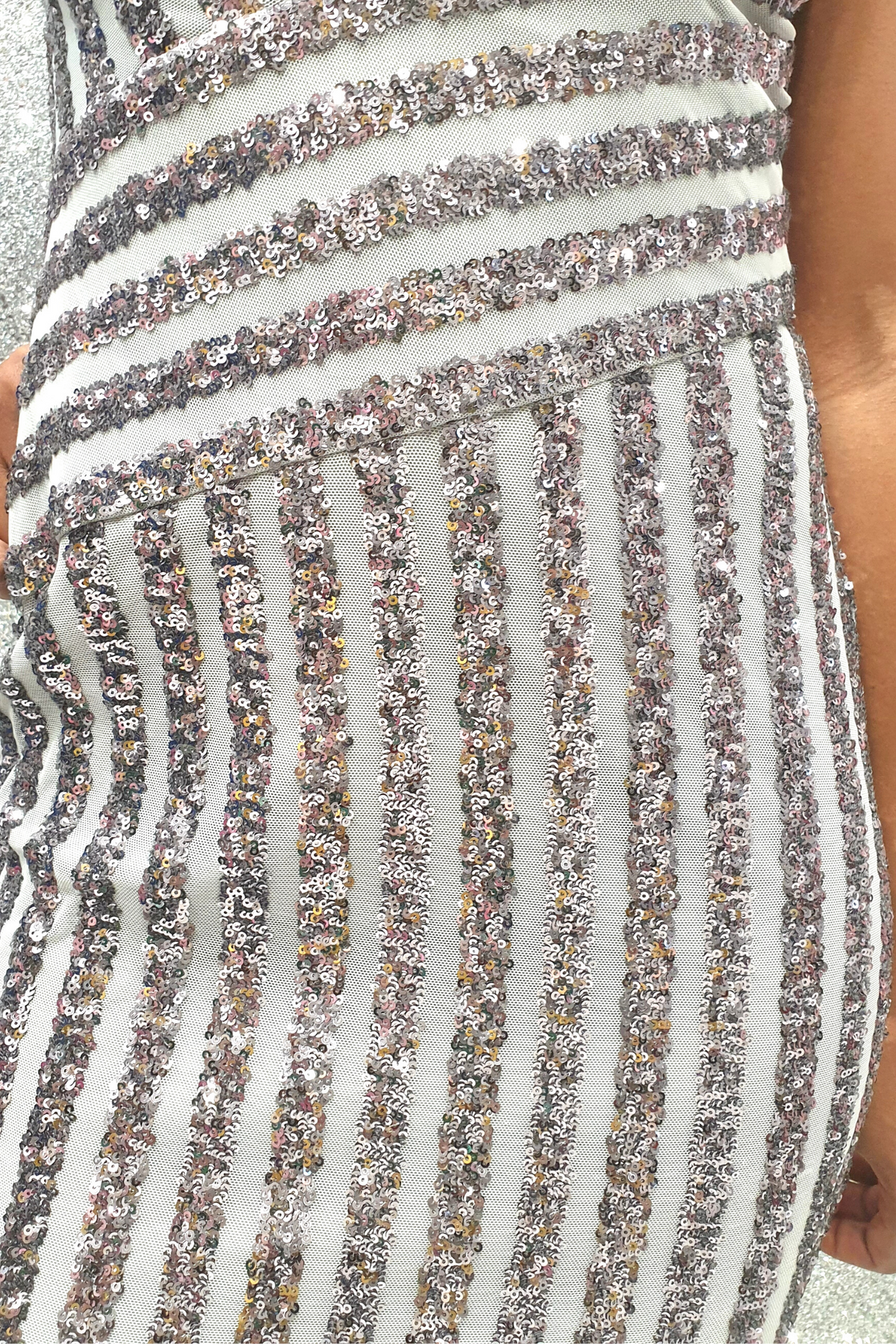 Abito a tubino a tre quarti Moda Mania, fantasia righe in paillettes grigio argento, profondo scollo a V, abiti corti eleganti