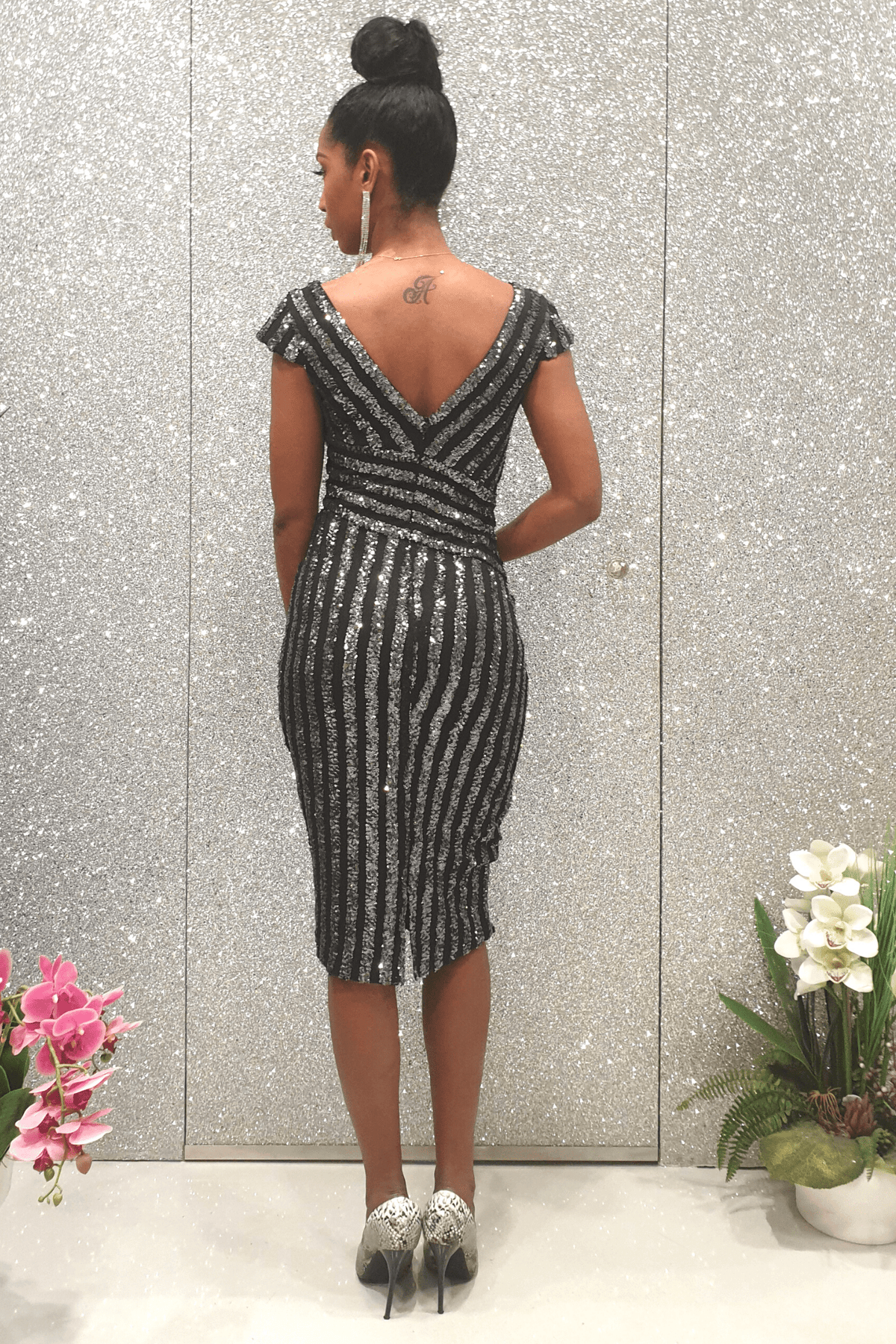 Abito a tubino tre quarti Moda Mania nero con fantasia righe in paillettes argento e scollo a V, abbigliamento elegante femminile