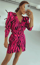Abito estivo nero a fantasia fucsia di Moda-Mania, corto, con maniche a sbuffo e allacciatura in vita.