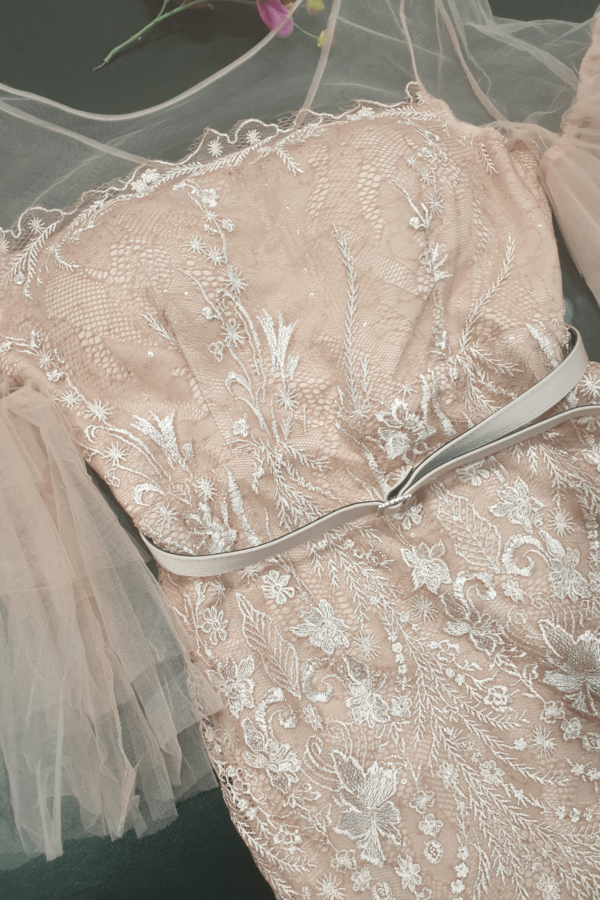 Abito midi aderente beige in pizzo Moda-Mania con maniche a campana in tulle e cintura inclusa, vestibilità elegante e femminile.