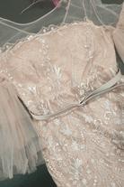 Abito midi aderente beige in pizzo con maniche a campana in tulle e cintura inclusa, brand Moda-Mania, abiti corti elegante.