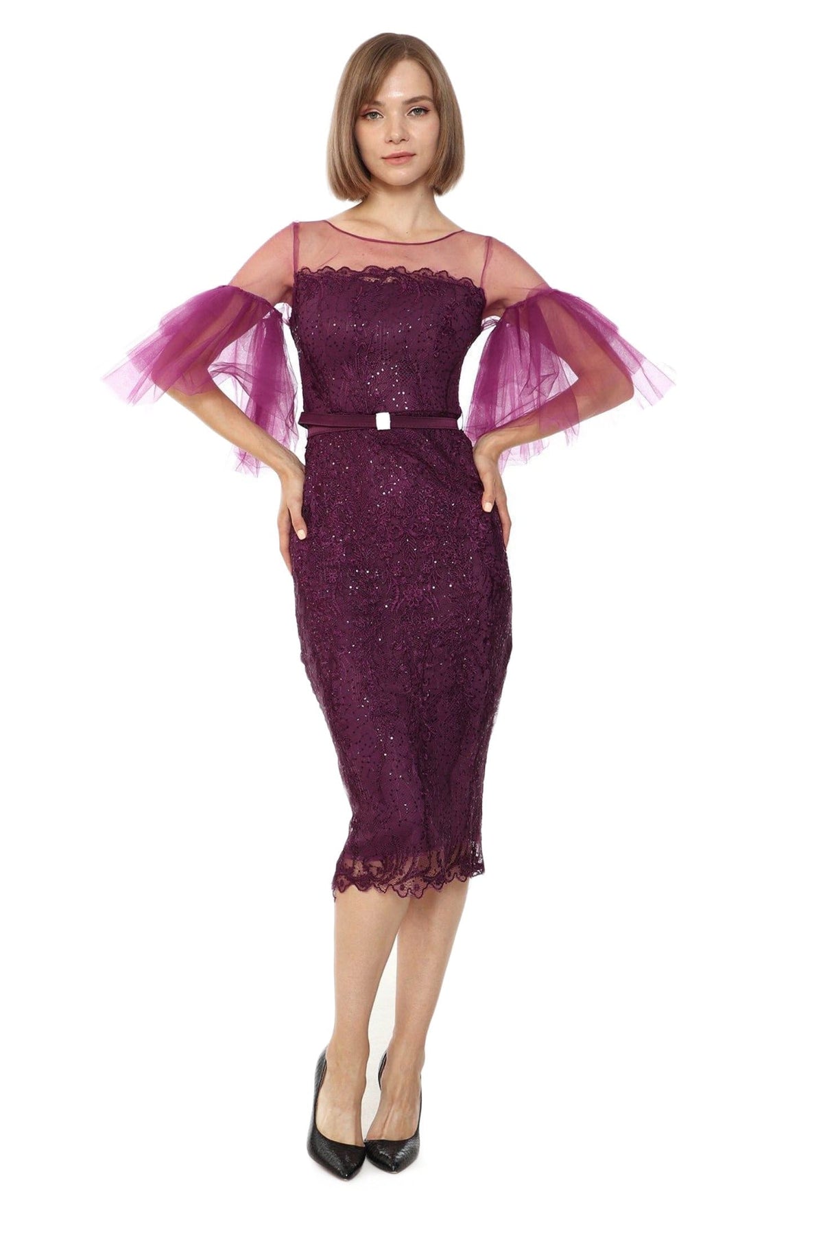 Abito midi aderente moda-mania in pizzo magenta con maniche a campana in tulle e cintura inclusa, stile elegante e femminile.