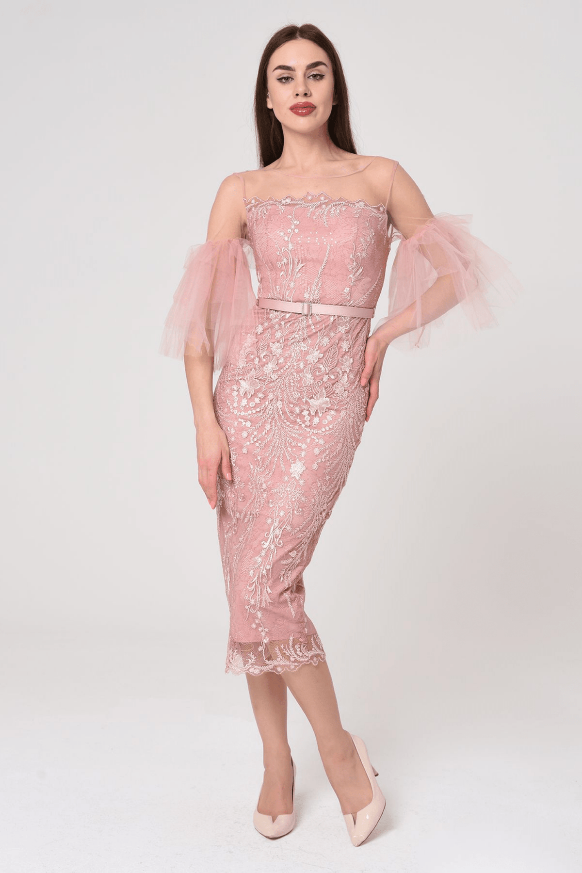 Abito midi aderente rosa in pizzo con maniche a campana in tulle e cintura inclusa, firmato Moda-Mania, in tessuto elegante.
