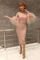 Abito midi aderente rosa in pizzo con maniche a campana in tulle e cintura, firmato Moda-Mania, visibile frontalmente.