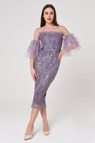 Abito midi aderente lilla in pizzo con maniche a campana in tulle e cintura, firmato Moda-Mania, su modella.