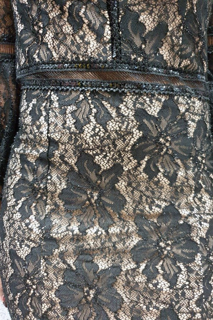Abito lungo a sirena Moda Mania in pizzo nero con maniche a campana e fodera beige, vestito elegante in tessuto leggero