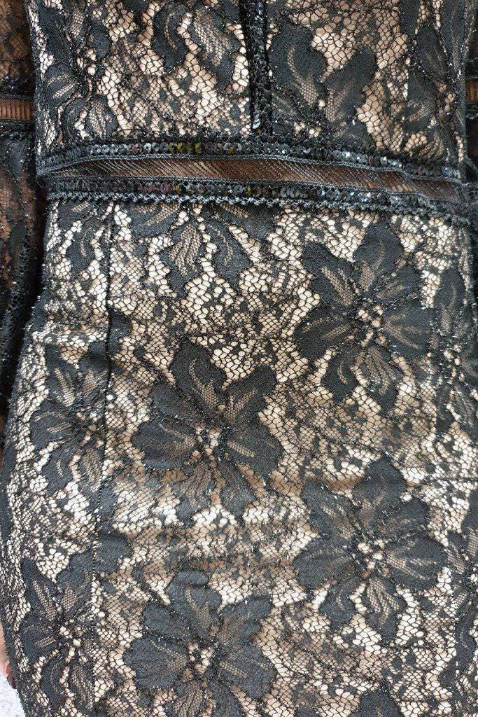Abito lungo a sirena Moda Mania in pizzo nero con maniche a campana e fodera beige, elegante e sagomato.