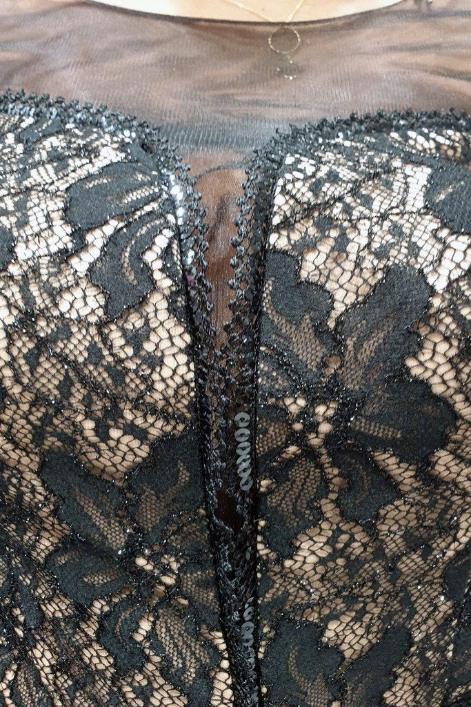 Abito lungo a sirena Moda Mania in pizzo nero con maniche a campana e fodera beige, dettagli eleganti e sofisticati.