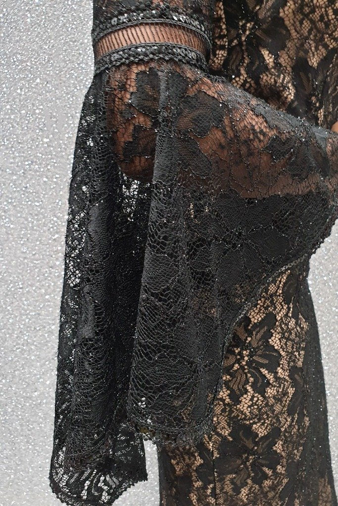 Abito lungo a sirena Moda Mania in pizzo nero con maniche a campana e fodera beige, vestito elegante e femminile.