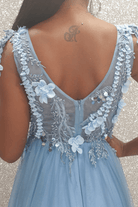 Abito lungo blu celeste Moda Mania con corpetto a fiori 3D e gonna svasata in tulle, per occasioni eleganti.