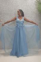 Abito lungo blu celeste Moda Mania con corpetto a fiori 3D e gonna svasata in tulle. Elegante e femminile, visibile nella foto.