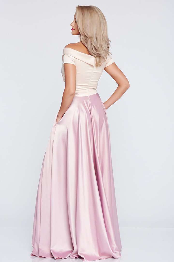 Abito lungo svasato bicolore Moda-Mania con corpino beige, applicazioni in merletto e gonna rosa, stile elegante e femminile.