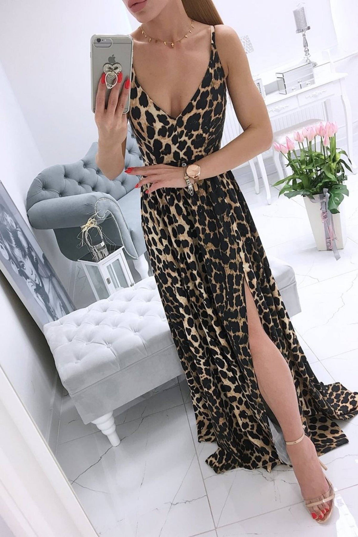 Abito lungo svasato estivo a fantasia leopardata nera con spacchi laterali, marca Moda-Mania, tessuto leggero e stile elegante.
