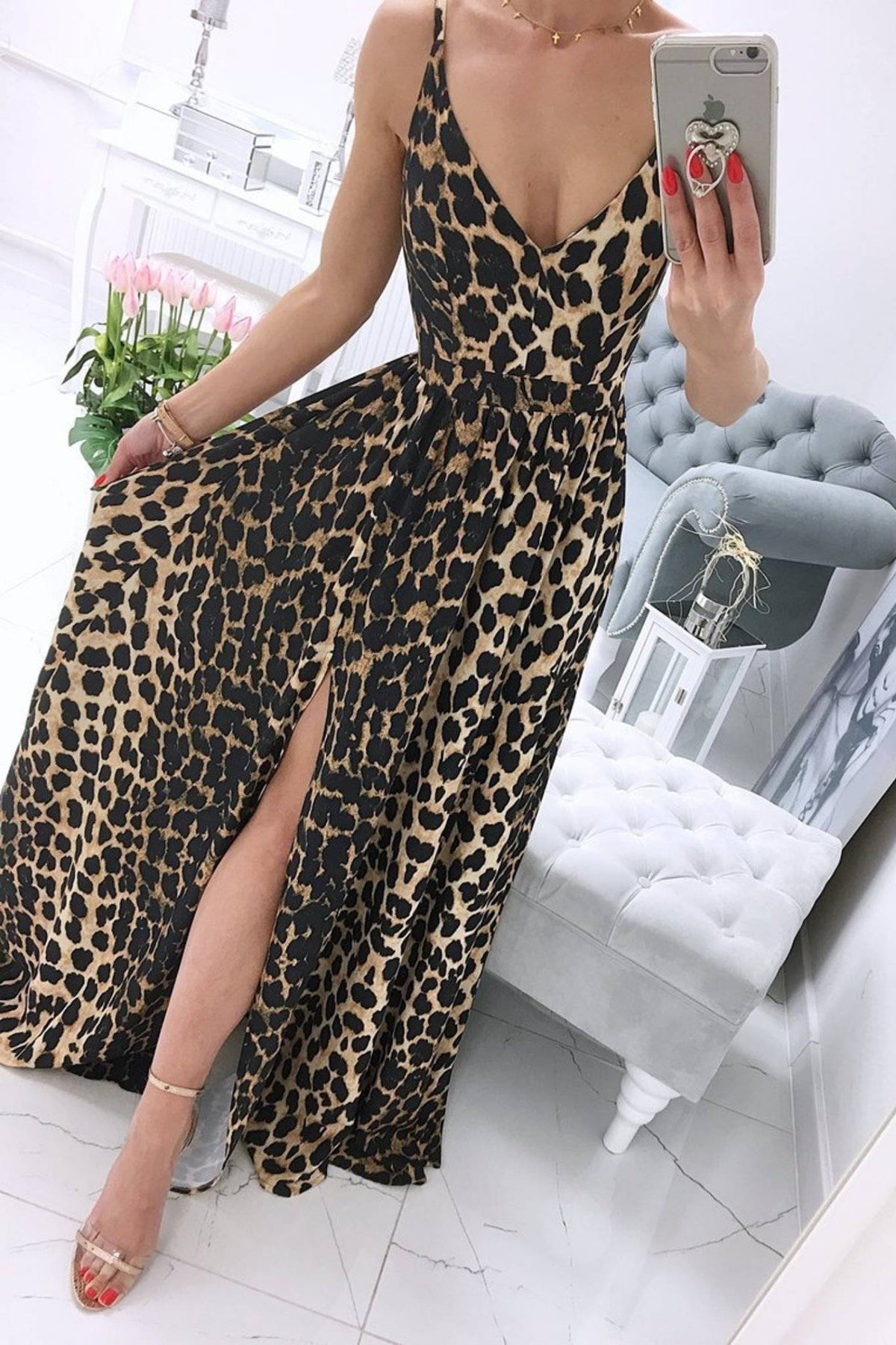 Abito lungo svasato estivo a fantasia leopardata nera con spacchi laterali, marca Moda-Mania, tessuto leggero e stile elegante.