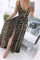 Abito lungo svasato estivo Moda-Mania con fantasia leopardata nera e spacchi laterali, perfetto per look estivi eleganti.