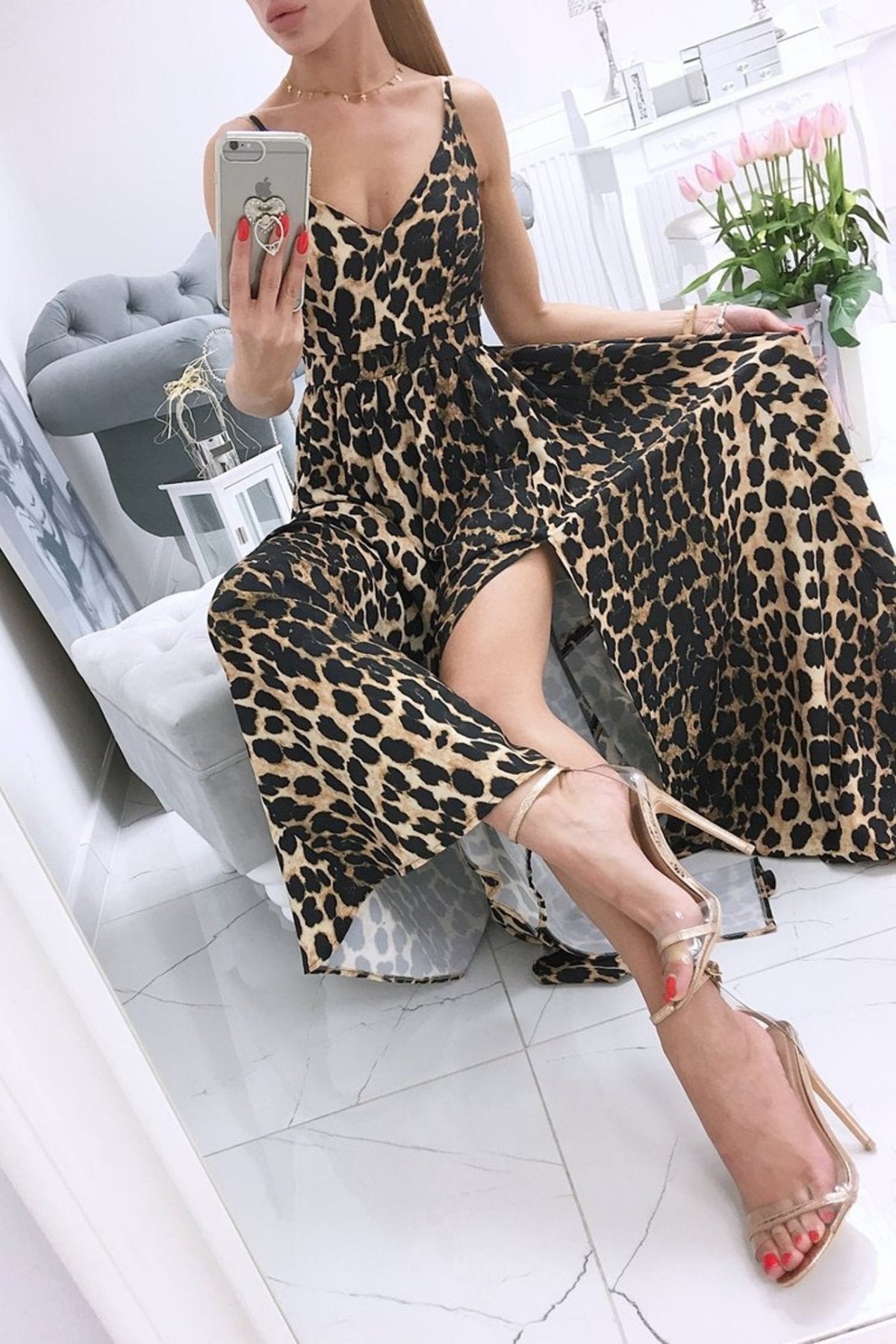 Abito lungo svasato estivo Moda-Mania con fantasia leopardata nera e spacchi laterali, tessuto leggero e confortevole.