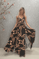 Abito lungo svasato estivo nero con fantasia damascata e spacchi laterali, brand Moda-Mania, abbigliamento femminile elegante e leggero.