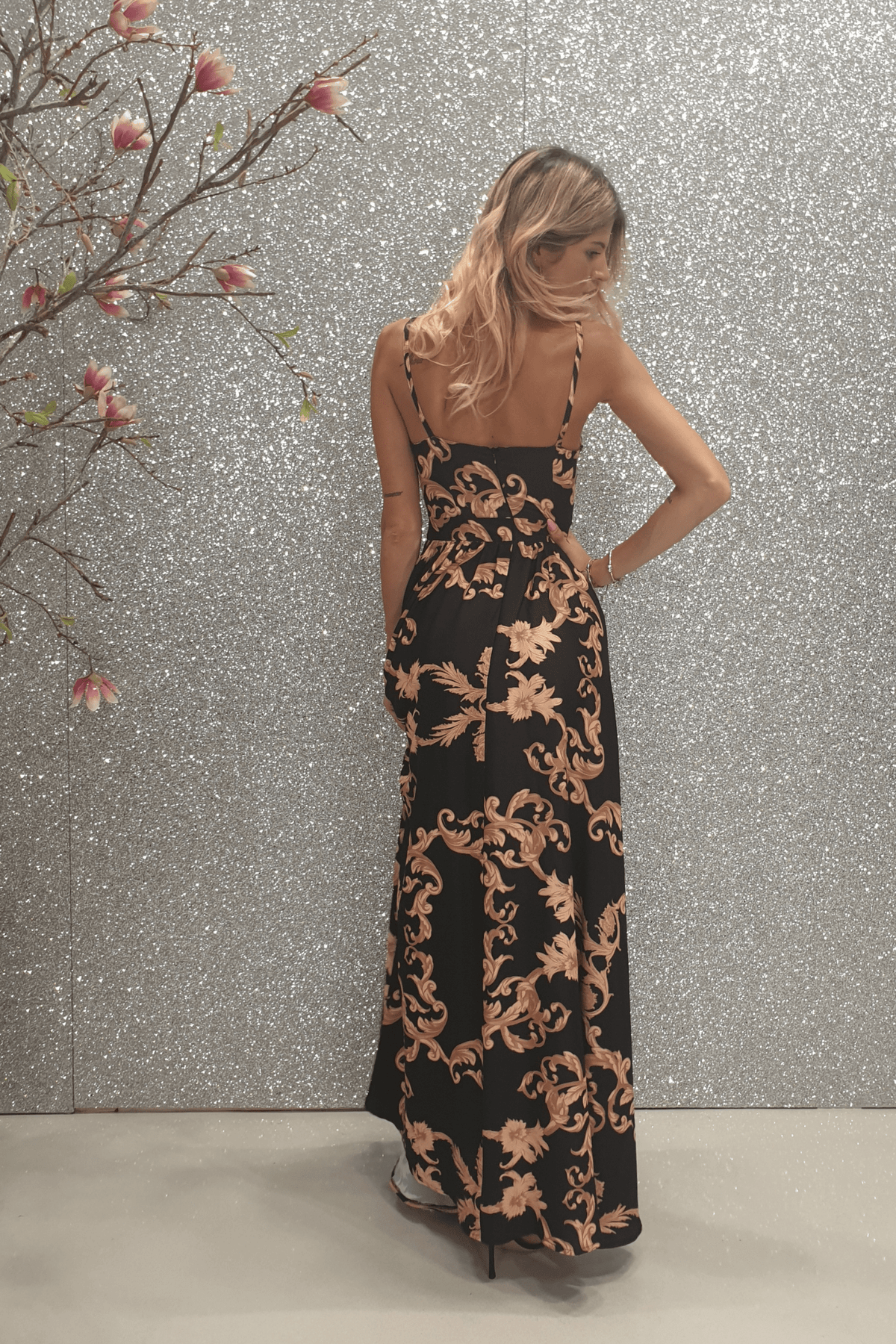 Abito lungo svasato estivo nero con fantasia damascata e spacchi laterali, Moda-Mania, abiti lunghi eleganti e leggeri.