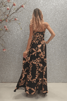 Abito lungo svasato estivo nero con fantasia damascata e spacchi laterali, firmato Moda-Mania, in tessuto leggero e elegante