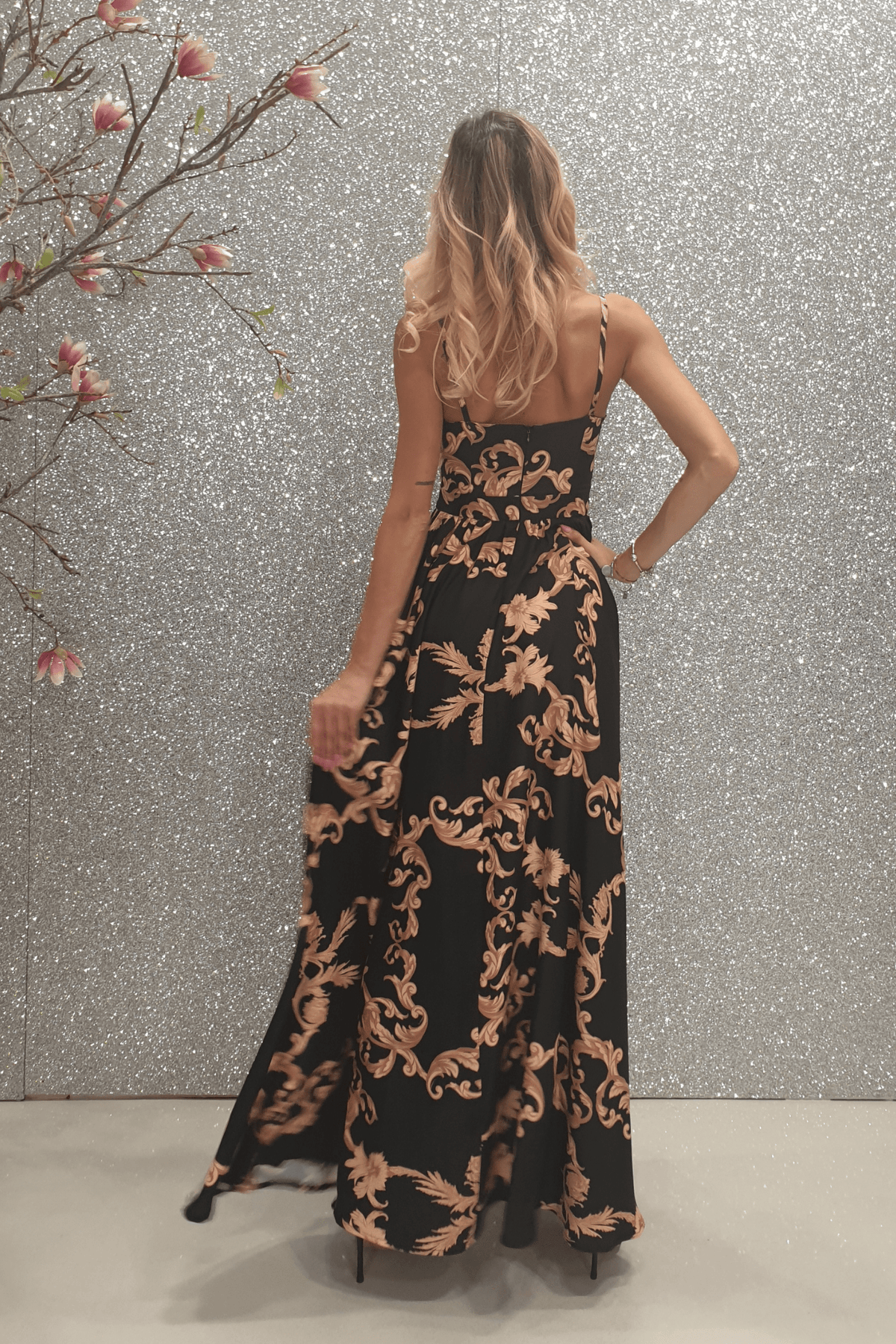 Abito lungo svasato estivo nero con fantasia damascata e spacchi laterali, firmato Moda-Mania, in tessuto leggero e elegante