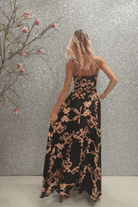 Abito lungo svasato estivo nero con fantasia damascata e spacchi laterali, di marca Moda-Mania, vista frontale in tessuto leggero