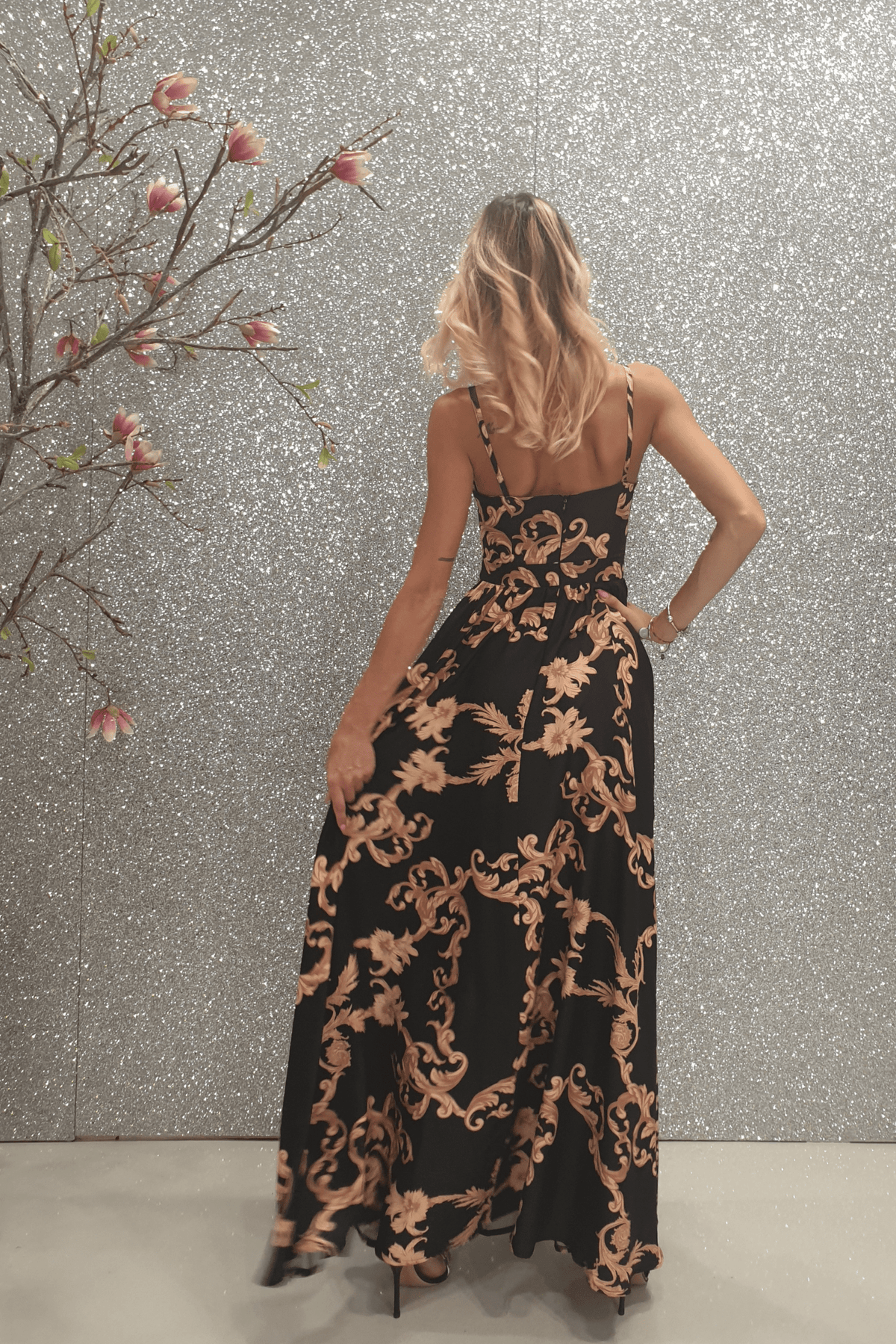 Abito lungo svasato estivo nero con fantasia damascata e spacchi laterali, di marca Moda-Mania, vista frontale in tessuto leggero