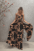 Abito lungo svasato estivo nero con fantasia damascata e spacchi laterali, firmato Moda-Mania, in tessuto leggero e elegante.