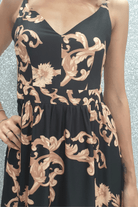 Abito lungo svasato estivo nero con fantasia damascata e spacchi laterali, marca Moda-Mania, perfetto per occasioni estive eleganti.