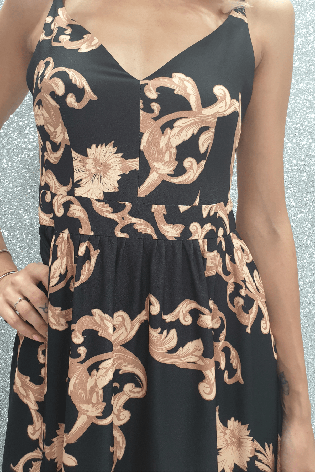 Abito lungo svasato estivo nero con fantasia damascata e spacchi laterali, marca Moda-Mania, perfetto per occasioni estive eleganti.