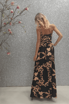 Abito lungo svasato estivo nero con fantasia damascata e spacchi laterali, marca Moda-Mania, tessuto leggero e elegante.