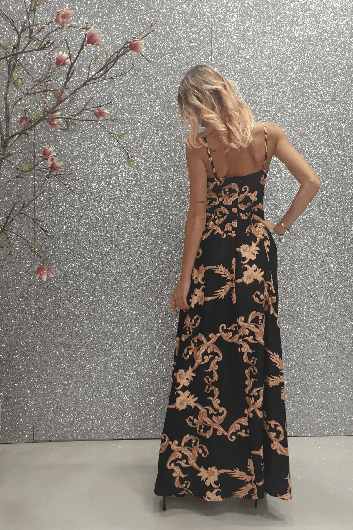 Abito lungo svasato estivo nero con fantasia damascata e spacchi laterali, marca Moda-Mania, tessuto leggero e elegante.