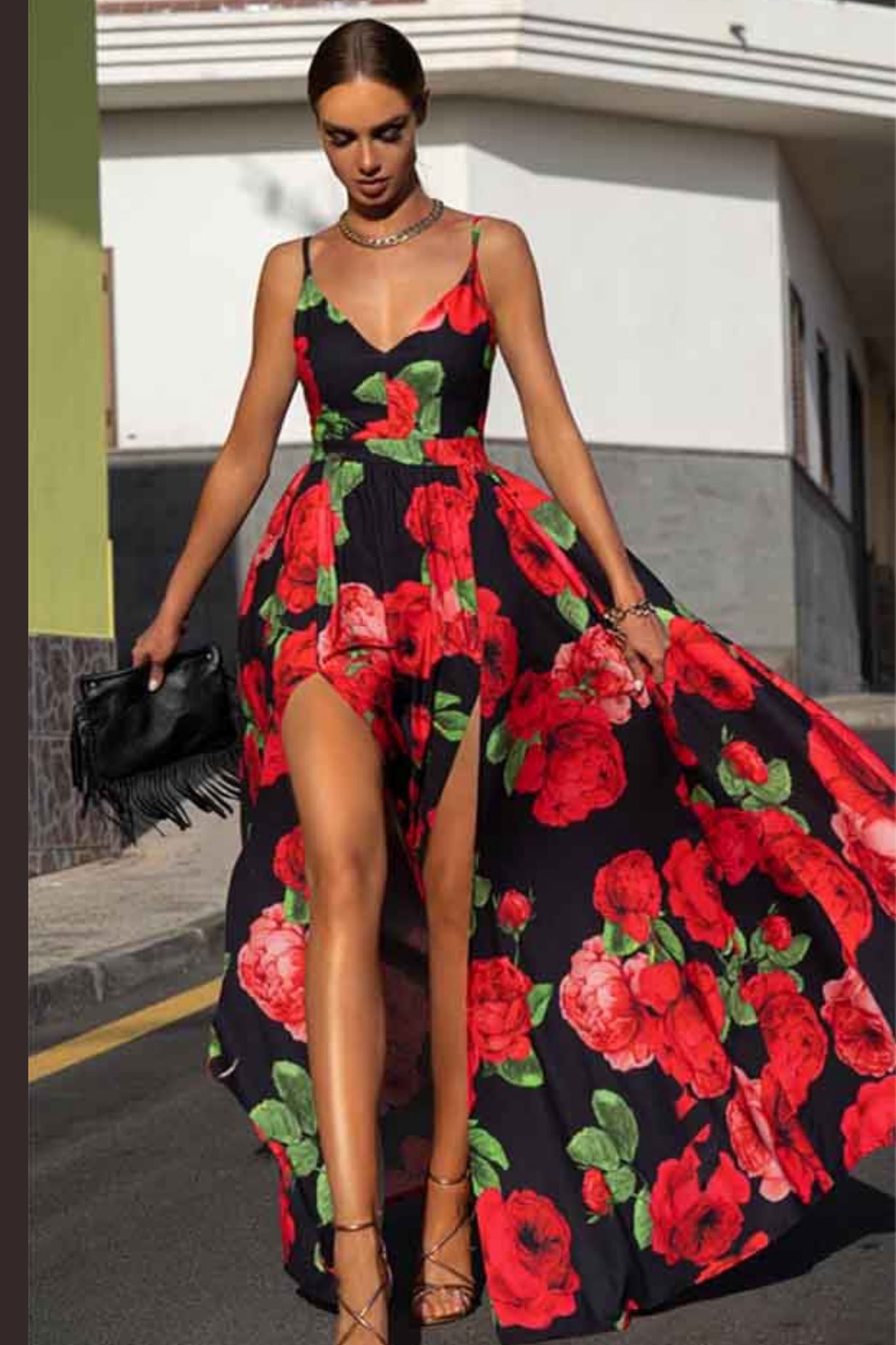 Abito lungo svasato estivo nero a fantasia floreale rosso verde