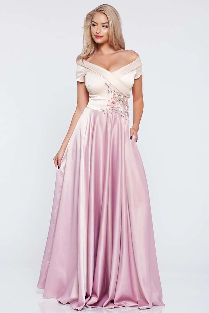 Abito lungo svasato bicolore Moda-Mania con corpino beige, applicazioni in merletto e gonna rosa, ideale per occasioni eleganti.